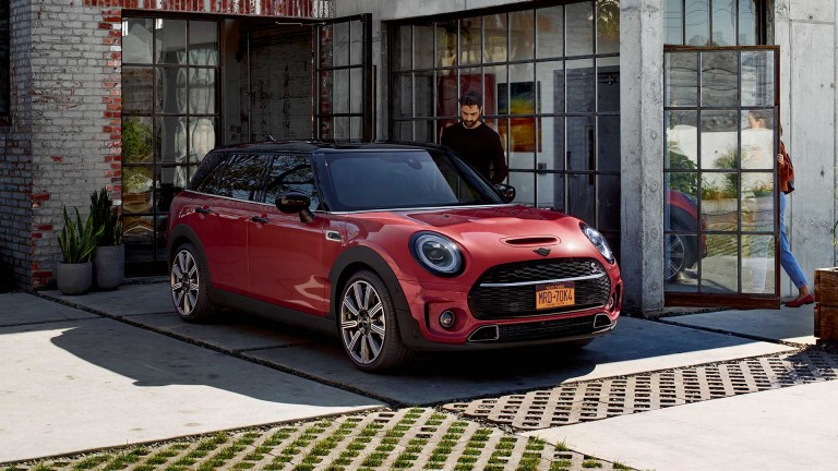 MINI Clubman – vista lateral, rojo y negro – comparativa de modelos